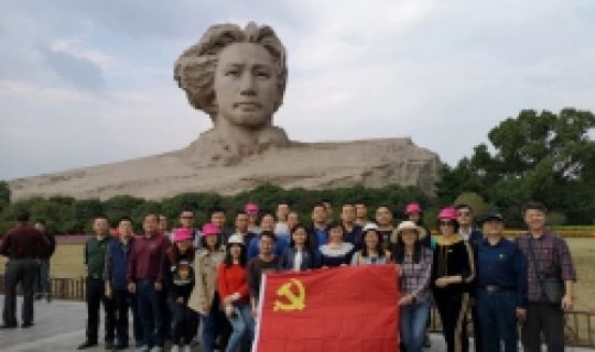 橘子洲頭覽風(fēng)光，偉人像前溫誓詞